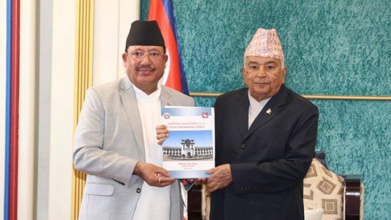 निर्वाचन आयोगले चुनावको प्रतिवेदन राष्ट्रपतिलाई बुझायो, सांसदहरूकाे शपथ चैत १२ गते