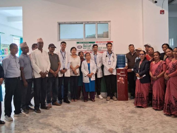 विहानी सहकारीद्धारा राप्ती आधारभूत अस्पताललाई पानी शुद्धिकरण मेसिन हस्तान्तरण