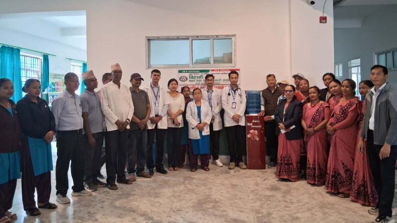 विहानी सहकारीद्धारा राप्ती आधारभूत अस्पताललाई पानी शुद्धिकरण मेसिन हस्तान्तरण