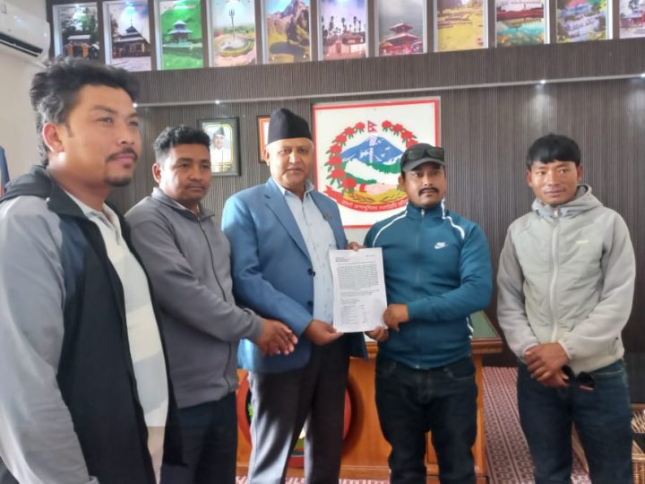 भुक्तानी नपाएपछि निर्माण व्यवसायी आक्रोशित : माग पुरा नभए तालाबन्दी गर्ने चेतावनी