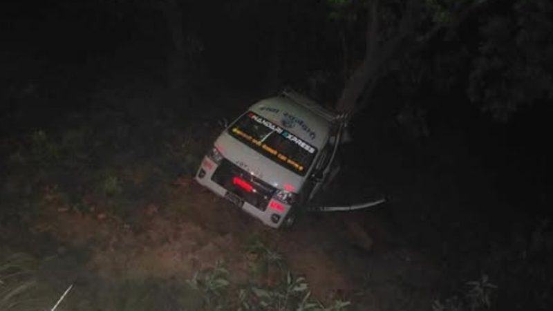 प्यूठानकाे दर्भान नजिक ईभी गाडी दुर्घटना, ३ जना घाइते