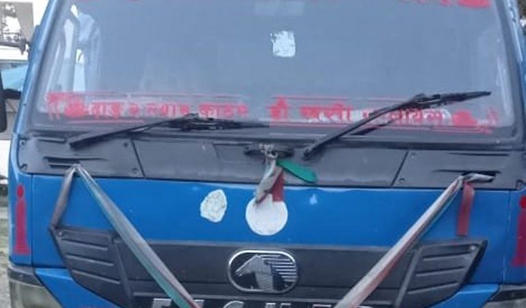 भालुवाङ प्रहरीद्वारा अबैध केरा सहित ट्रक नियन्त्रणमा