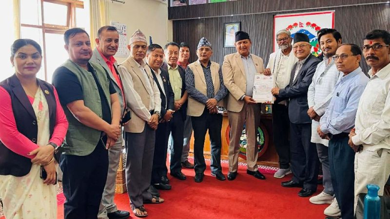 रुपन्देही र कपिलवस्तु जाेड्ने शुद्धोधन लोकमार्गका लागि बजेट माग गर्दै मुख्यमन्त्रीलाई ज्ञापन-पत्र