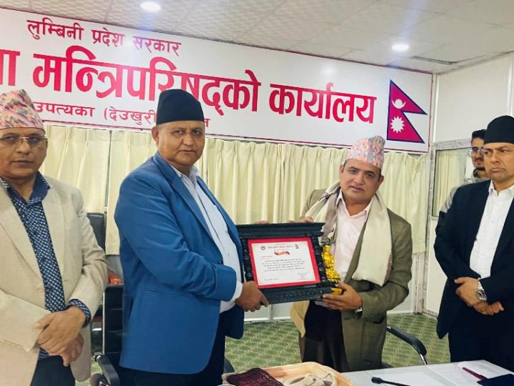 प्रदेश पूर्वाधार प्राधिकरणका प्रमुख कार्यकारी अधिकृत पोखरेललाई प्रशंसा–पत्र सहित बिदाई