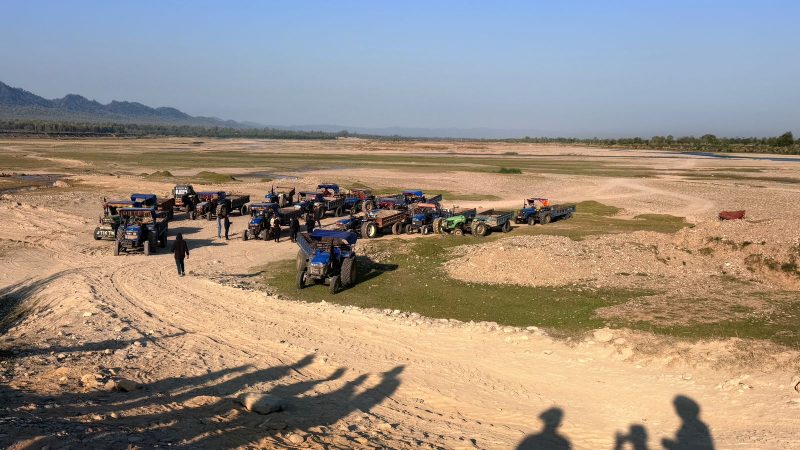 भालुवाङ प्रहरीकाे कडा एक्सन : राप्ती नदीबाट अबैध नदीजन्य पदार्थ सहित १८ वटा टेक्टर प्रकाउ