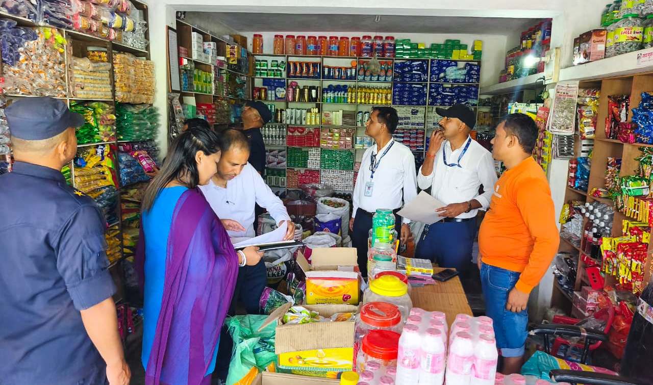 गढवा गाउँपालिकाद्वारा बजार अनुगमन, म्याद गुज्रिएका खाद्यवस्तु नष्ट