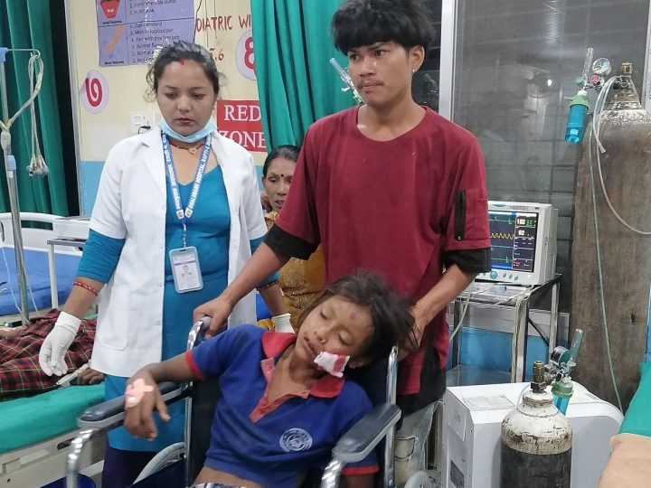 राप्तीमा रुखबाट खसेर १२ वर्षीया बालिका गम्भीर घाइते