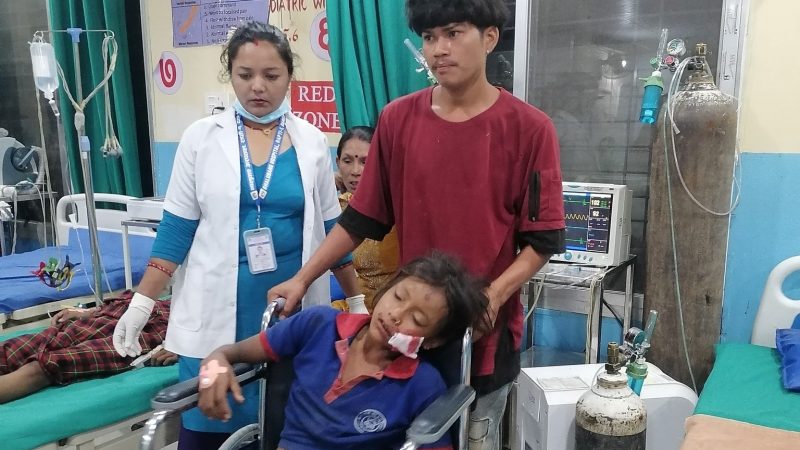 राप्तीमा रुखबाट खसेर १२ वर्षीया बालिका गम्भीर घाइते