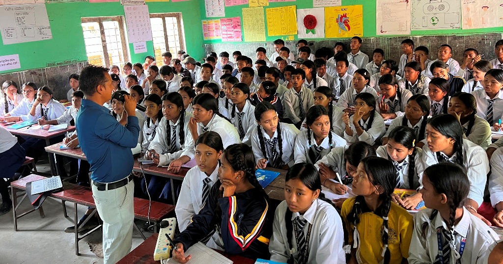 विद्यालयमा बढ्दै लागूऔषधको जोखिम : आशाका किरण संस्थाद्धारा सचेतना कार्यक्रम