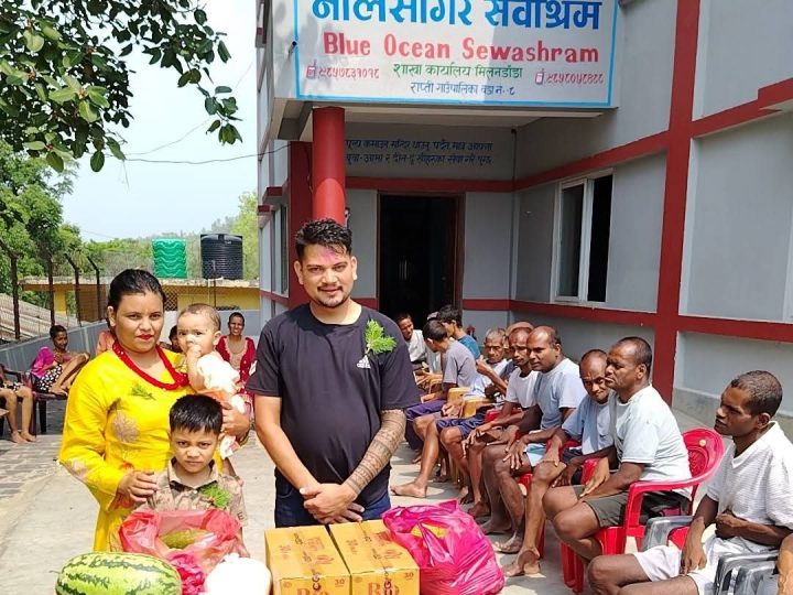 लुम्बिनी हाेटेलका सञ्चालक पाैडेलले निलसागरमा फलफूल बितरण गरेर मनाए जन्मदिन