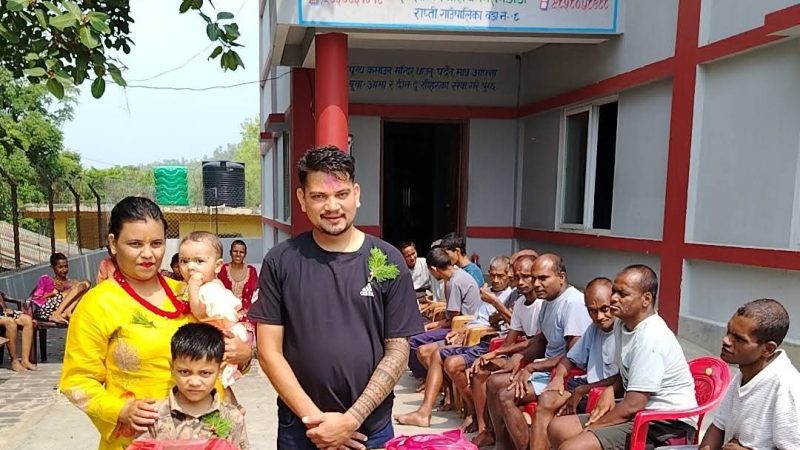 लुम्बिनी हाेटेलका सञ्चालक पाैडेलले निलसागरमा फलफूल बितरण गरेर मनाए जन्मदिन