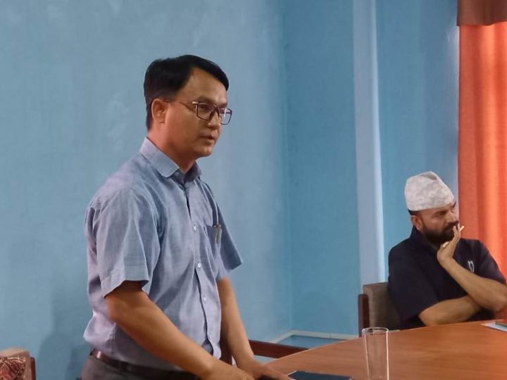 सरकारी गाडी दुरुपयोगको बचाउ गर्दै राप्तीका अध्यक्ष विष्ट : फोटो, भिडियो नखिच्न पत्रकारलाई ह्वीप
