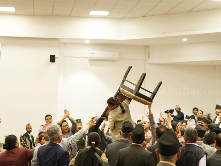 संसद्‌मा लफडा : विपक्षीले फ्याँके कुर्सी, निरन्तर वेल घेराउ (तस्वीरहरू)