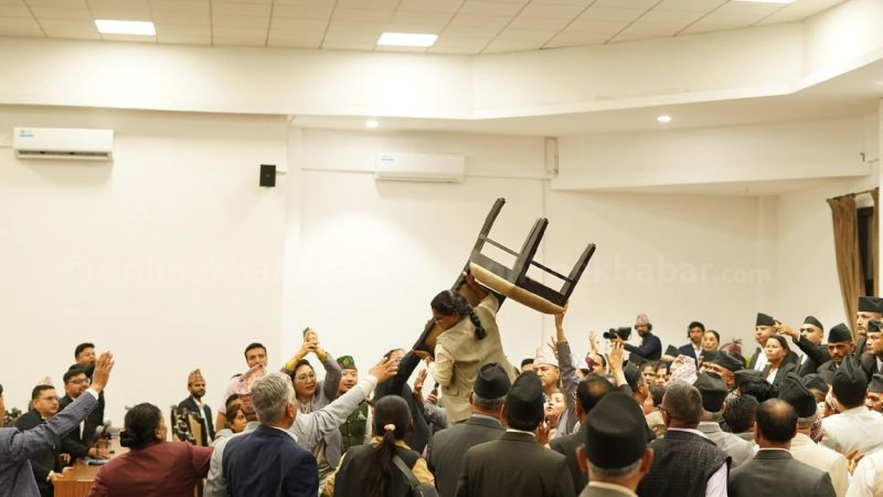 संसद्‌मा लफडा : विपक्षीले फ्याँके कुर्सी, निरन्तर वेल घेराउ (तस्वीरहरू)