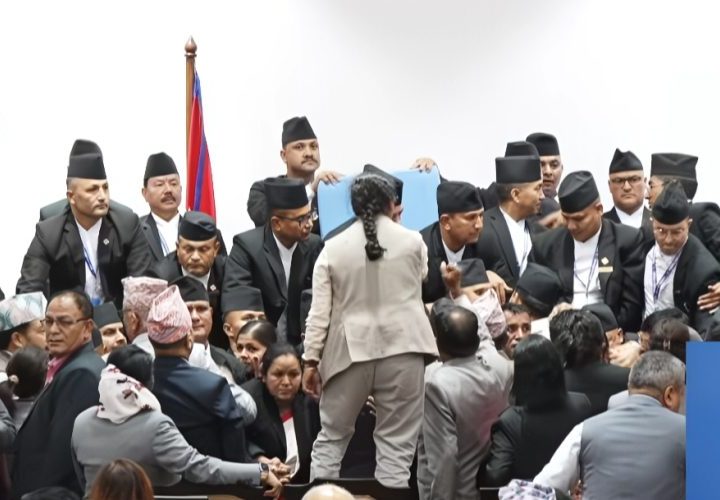 संसद्‌मा लफडा : सभामुखको आसनमै पुगे विपक्षी सांसद