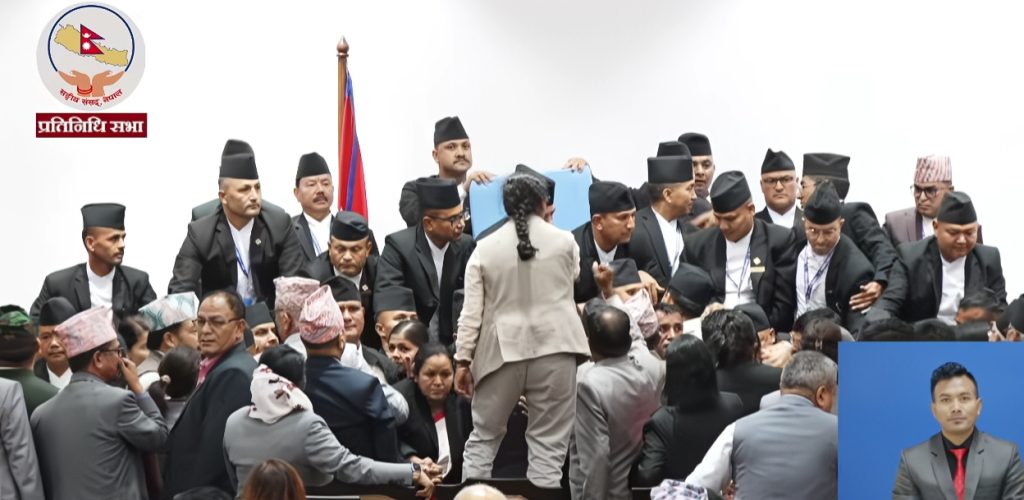 संसद्‌मा लफडा : सभामुखको आसनमै पुगे विपक्षी सांसद