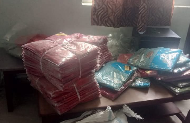 भालुवाङ प्रहरीद्वारा अवैध भन्सार छलि ल्याएकाे लत्ताकपडा बरामद