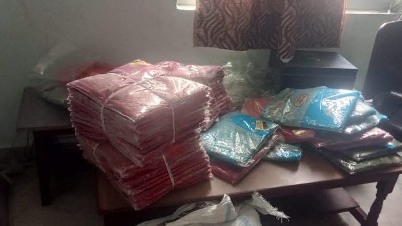 भालुवाङ प्रहरीद्वारा अवैध भन्सार छलि ल्याएकाे लत्ताकपडा बरामद