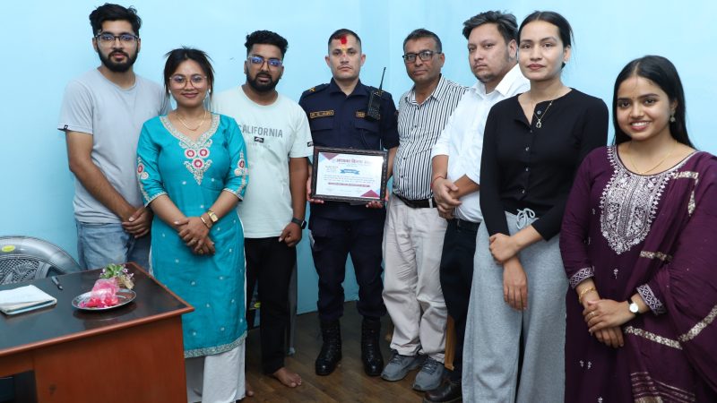 आशाका किरण संस्थाद्वारा प्रहरी निरीक्षक ऐरी सम्मानित, राप्तीको शान्ति सुरक्षामा महत्त्वपूर्ण भुमिका