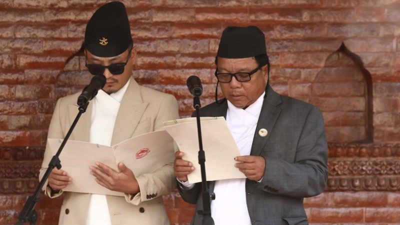 गृहमन्त्री गुरुङ र नवप्रवर्तनमन्त्री पुनकाे शपथग्रहण : गुरुङलाई पाँचौं र महावीरलाई आठौं वरियता