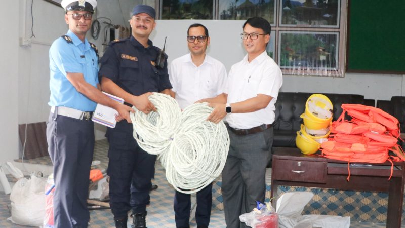 राप्ती गाउँपालिकाद्वारा प्रहरीलाई विपद् उद्धारका सामग्री प्रदान