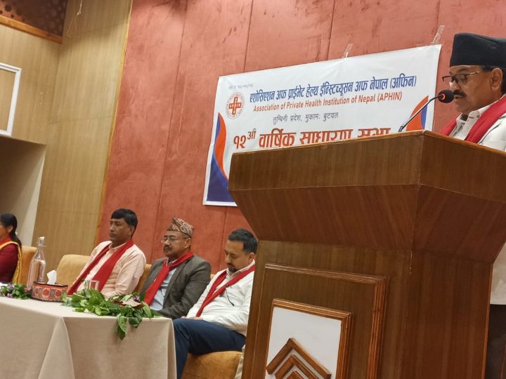 कार्यान्वयन गर्न नसकिने कानुन बनाउनु हुँदैन : स्वास्थ्य मन्त्री घिमिरे 