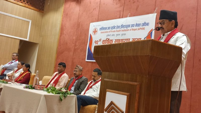 कार्यान्वयन गर्न नसकिने कानुन बनाउनु हुँदैन : स्वास्थ्य मन्त्री घिमिरे 