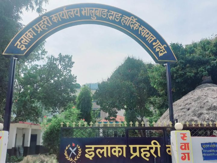भालुवाङमा कर छली गरी ल्याइएका १३ लाख बढीको मोबाइल देखि आलु प्याज बरामद