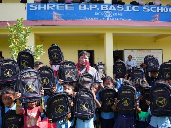 जन्मदिनको उपहार बालबालिकालाई : सुर्यकिरणले बाँडे झोला र कापी