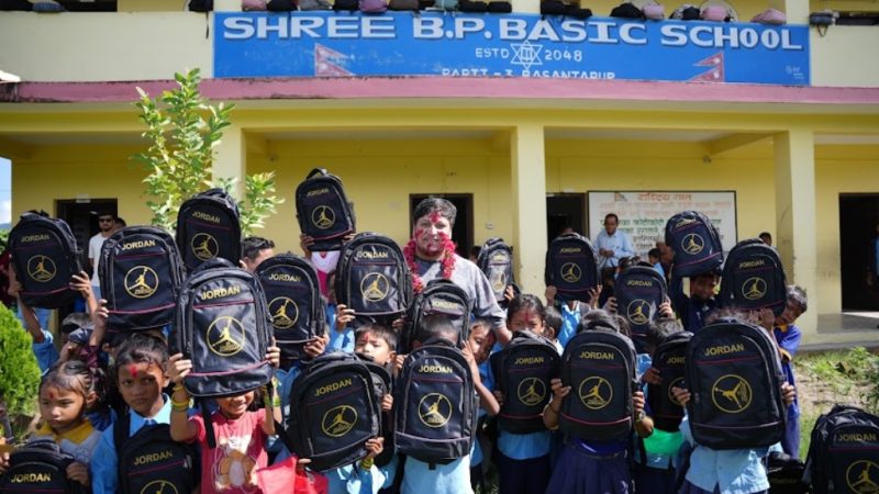 जन्मदिनको उपहार बालबालिकालाई : सुर्यकिरणले बाँडे झोला र कापी