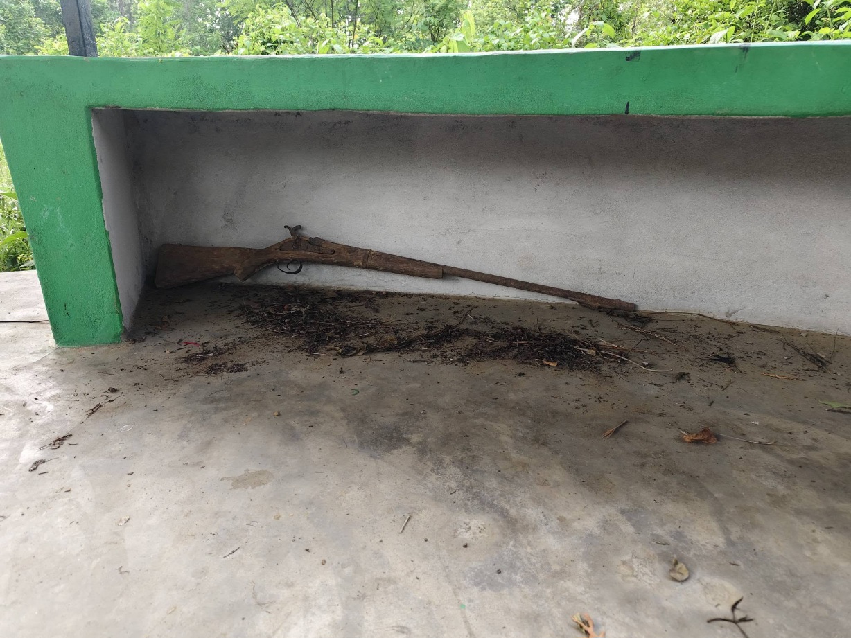 नर्ती स्थित बकेन सामुदायिक वन भित्रको प्रतिक्षालयबाट १ नाल अवैध भरुवा बन्दुक बरामद