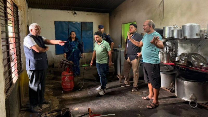 देउखुरीमा यात्रुलाई खाना खुवाउने ९ वटा होटललाई ५ देखि २५ हजार रूपैयाँ सम्म जरिवाना