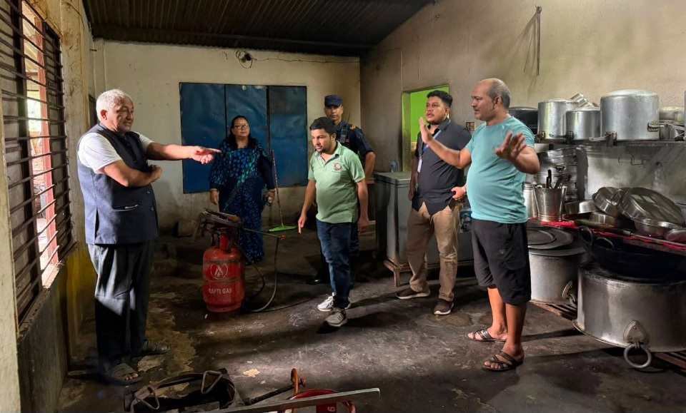 देउखुरीमा यात्रुलाई खाना खुवाउने ९ वटा होटललाई ५ देखि २५ हजार रूपैयाँ सम्म जरिवाना