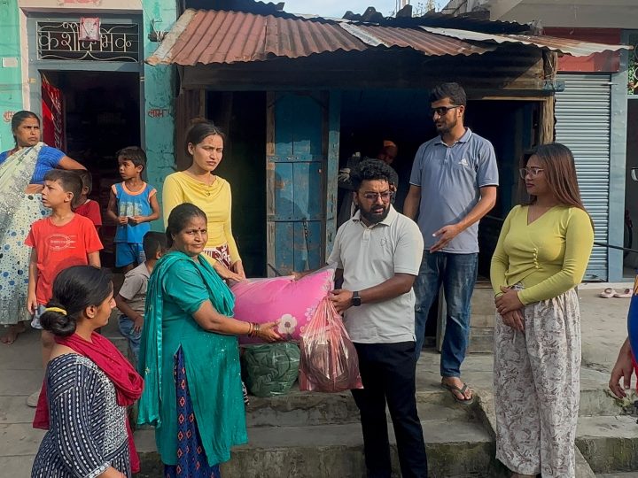 भालुवाङका आगलागी पिडित गुप्तालाई आशाका किरण मार्फत सहयोग : जगत र हिमानन्द बने सहयोगी