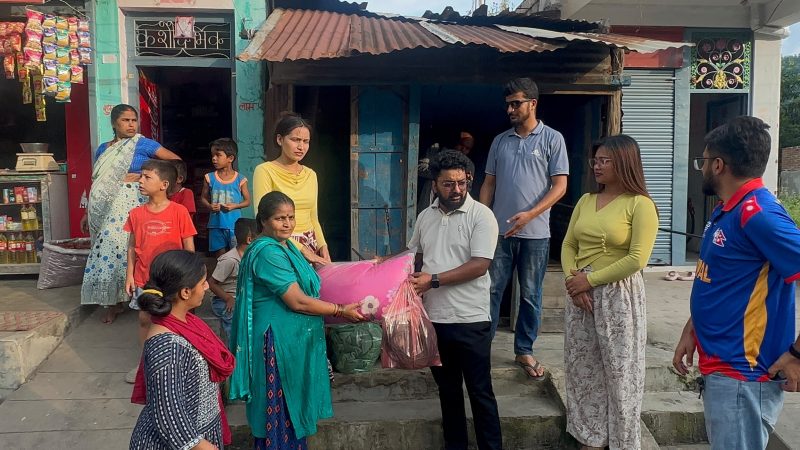 भालुवाङका आगलागी पिडित गुप्तालाई आशाका किरण मार्फत सहयोग : जगत र हिमानन्द बने सहयोगी
