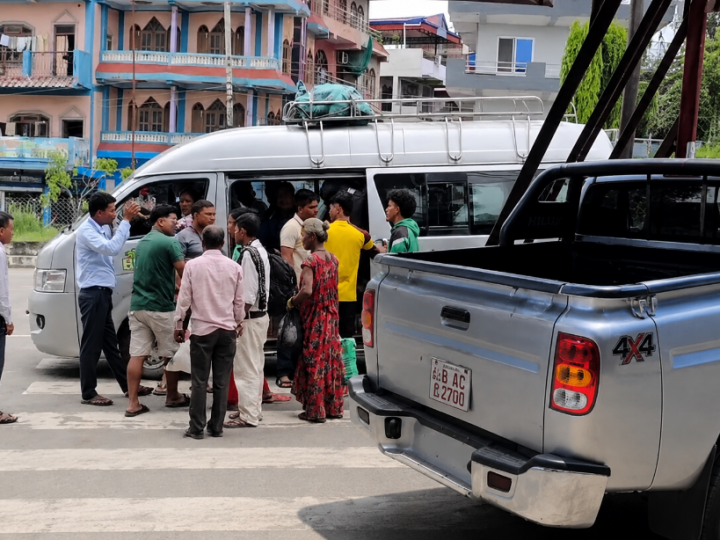 जेब्रा क्रसिङमा पार्किङ गर्ने सरकारी सहित २ गाडी भालुवाङ ट्राफिकको कारबाहीमा