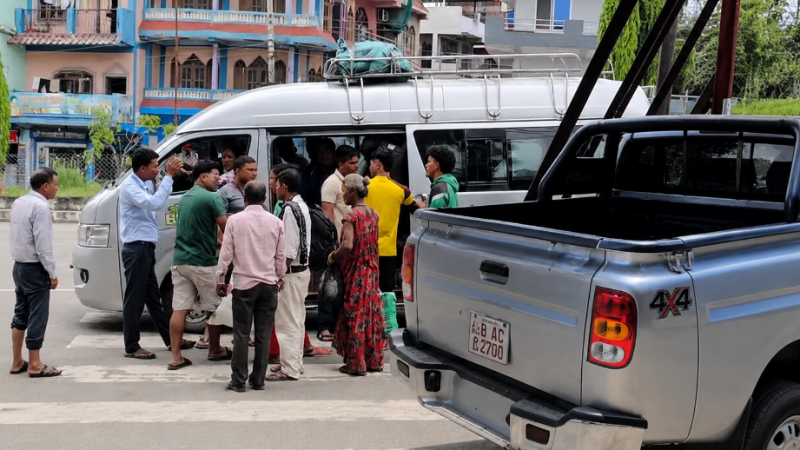 जेब्रा क्रसिङमा पार्किङ गर्ने सरकारी सहित २ गाडी भालुवाङ ट्राफिकको कारबाहीमा
