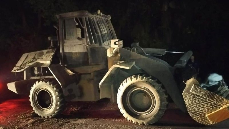 भालुवाङ देखि कालाकाटेतर्फ जाँदै गरेकाे जेसीबीमा अचानक आगलागी : ठूलो दुर्घटना टर्‍यो