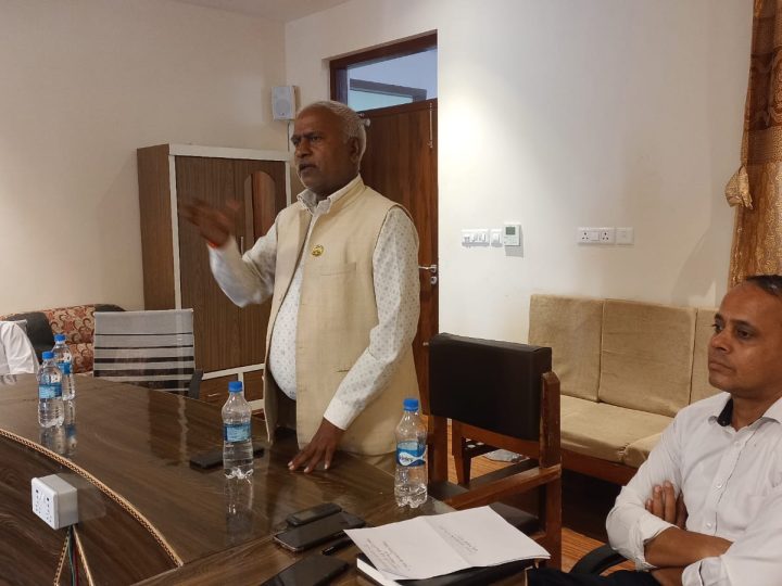 आपतविपतमा मानवीय व्यवहार गर्न आवश्यक छ : मन्त्री अहिर